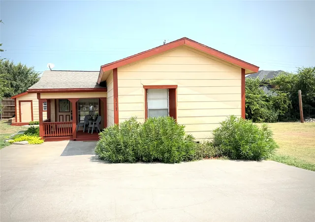 Photo 4 of Manufactured home for sale at 111 Ivy Ln, Roanoke, TX 76262 | MLS# 21350803 | Listing updated on 2026-09-12
