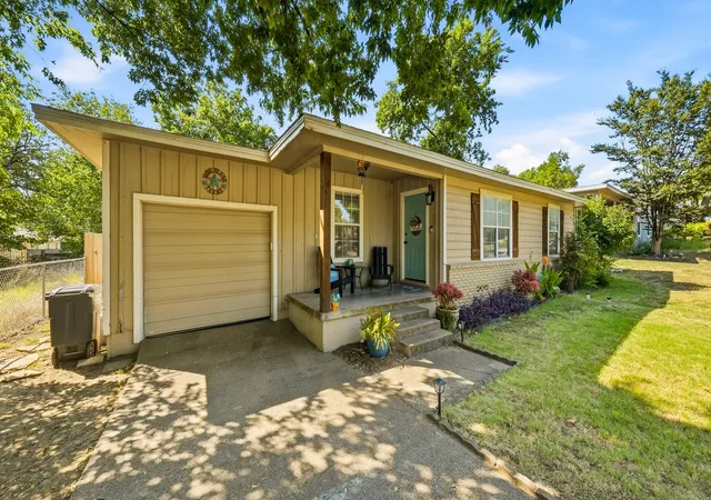 Photo 1 of Single family home for sale at 1305 S Lamar St, Weatherford, TX 76086 | MLS# 21346409 | Listing updated on 2026-09-08