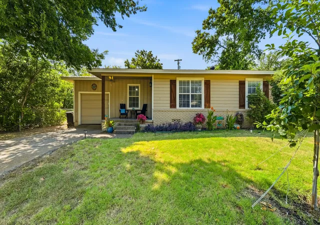 Photo 2 of Single family home for sale at 1305 S Lamar St, Weatherford, TX 76086 | MLS# 21346409 | Listing updated on 2026-09-08