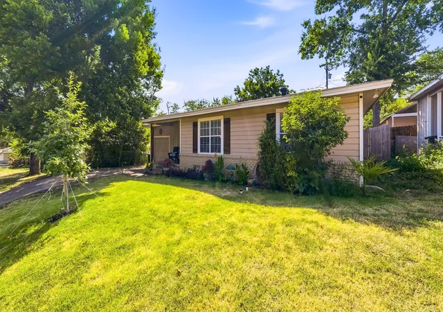 Photo 3 of Single family home for sale at 1305 S Lamar St, Weatherford, TX 76086 | MLS# 21346409 | Listing updated on 2026-09-08