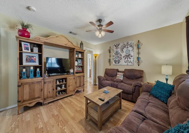 Photo 3 of Single family home for sale at 1305 S Lamar St, Weatherford, TX 76086 | MLS# 21346409 | Listing updated on 2026-09-08