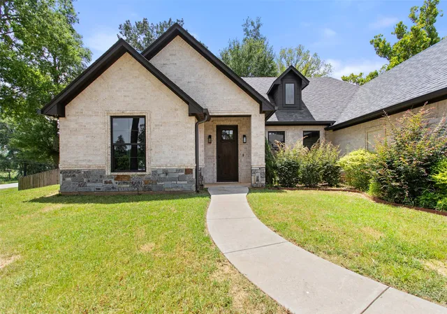 Photo 3 of Sale Pending at 12109 Oak Grove Dr, Tyler, TX 75706 | MLS# 21351210 | Listing updated on 2026-10-05