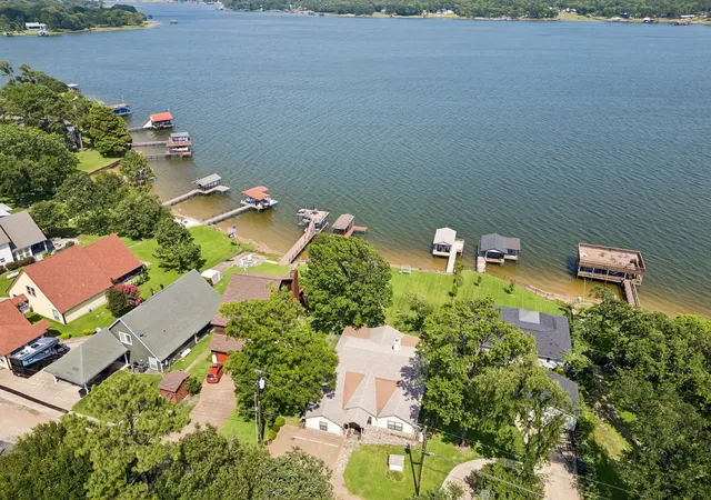 Photo 3 of Single family home for sale at 140 Pin Oak Dr, Mabank, TX 75156 | MLS# 21351381 | Listing updated on 2026-09-19