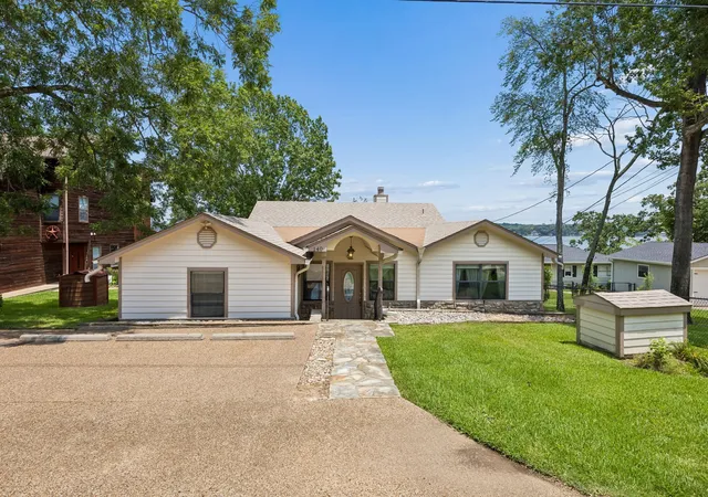 Photo 4 of Single family home for sale at 140 Pin Oak Dr, Mabank, TX 75156 | MLS# 21351381 | Listing updated on 2026-09-19