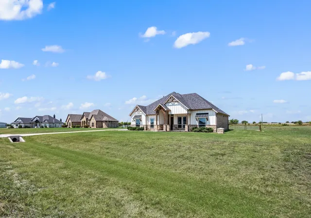 Photo 2 of Single family home for sale at 168 Tres Vista Dr, Decatur, TX 76234 | MLS# 21335573 | Listing updated on 2026-09-12