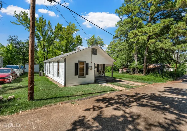 Photo 3 of Single family home for sale at 203 Chyrsler St, Minden, LA 71055 | MLS# 21345636 | Listing updated on 2026-09-29
