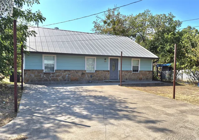 Photo 2 of Single family home for sale at 606 E Clifton St, Stephenville, TX 76401 | MLS# 21348892 | Listing updated on 2026-09-14