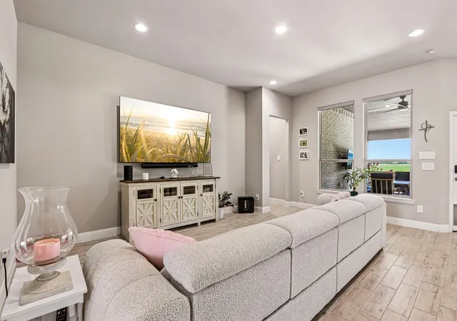 Photo 4 of Single family home for sale at 1077 Fleetwood Dr, Justin, TX 76247 | MLS# 21341107 | Listing updated on 2026-09-08