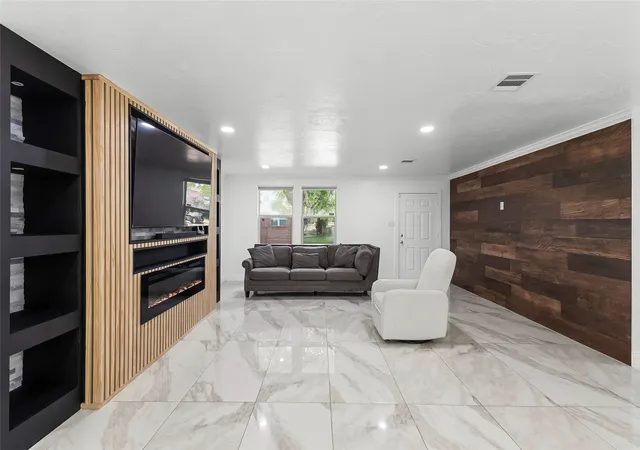 Photo 3 of Single family home for sale at 9121 Riding Stable Ln, Fort Worth, TX 76123 | MLS# 21351897 | Listing updated on 2026-09-10