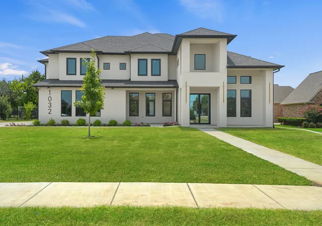 Photo 2 of Mansion for sale at 1032 E Par View Cir, Cedar Hill, TX 75104 | MLS# 21348929 | Listing updated on 2026-09-09