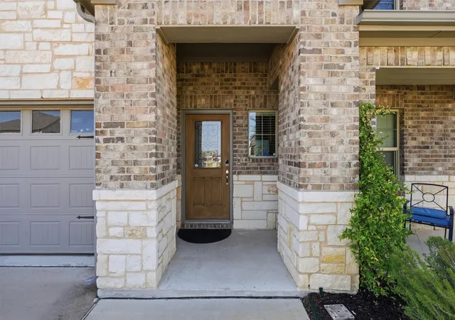 Photo 2 of Single family home for sale at 5525 Summit Creek Rd, Fort Worth, TX 76126 | MLS# 21349697 | Listing updated on 2026-09-08
