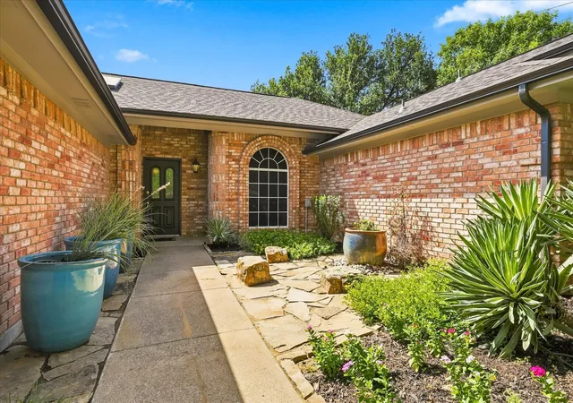 Photo 2 of Sale Pending at 3 Roaring Creek Ct, Roanoke, TX 76262 | MLS# 21351652 | Listing updated on 2026-09-11