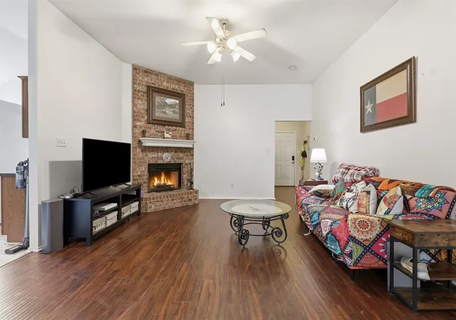 Photo 4 of Single family home for sale at 213 Sardius Blvd, Granbury, TX 76049 | MLS# 21351994 | Listing updated on 2026-09-18