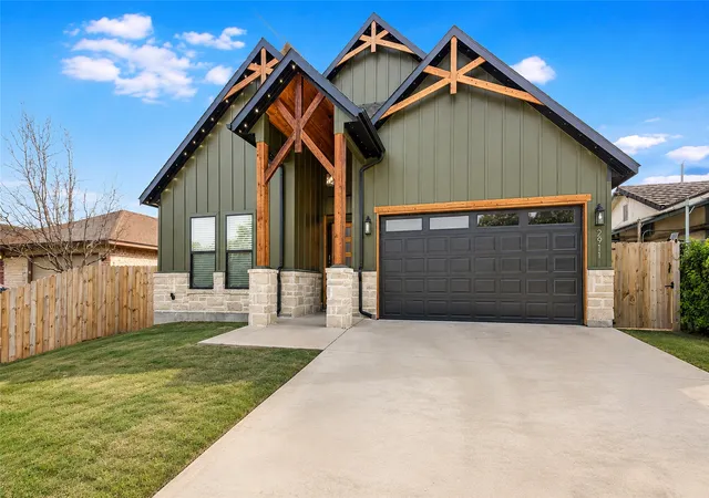 Photo 3 of Sale Pending at 2911 Nw 30th Street, Fort Worth, TX 76106 | MLS# 21339445 | Listing updated on 2026-09-08