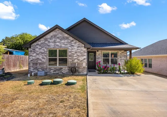 Photo 2 of Single family home for sale at 2605 Dove Trl, Granbury, TX 76048 | MLS# 21350970 | Listing updated on 2026-09-21