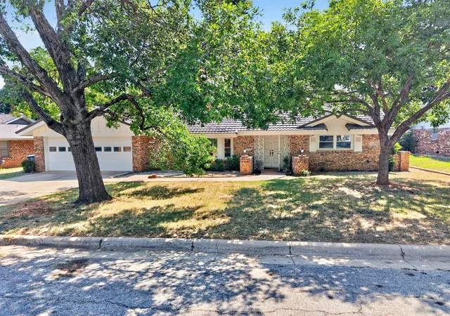 Photo 1 of Sale Pending at 901 Lake Charles Ave, Fort Worth, TX 76103 | MLS# 21350578 | Listing updated on 2026-09-08
