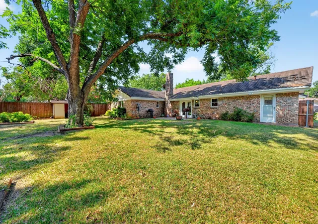 Photo 2 of Sale Pending at 901 Lake Charles Ave, Fort Worth, TX 76103 | MLS# 21350578 | Listing updated on 2026-09-08
