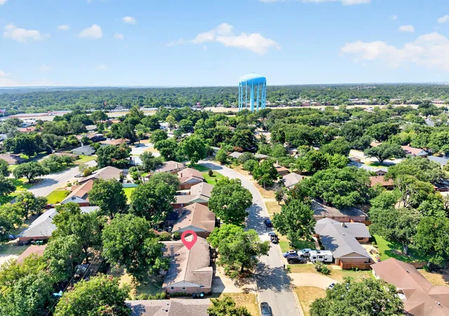 Photo 3 of Sale Pending at 901 Lake Charles Ave, Fort Worth, TX 76103 | MLS# 21350578 | Listing updated on 2026-09-08