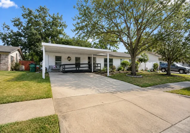 Photo 2 of Single family home for sale at 821 Milky Wy, Garland, TX 75040 | MLS# 21346614 | Listing updated on 2026-10-05