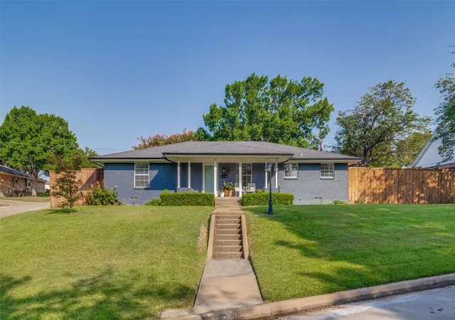Photo 1 of Single family home for sale at 301 Valley Dr, Rockwall, TX 75087 | MLS# 21352141 | Listing updated on 2026-10-05