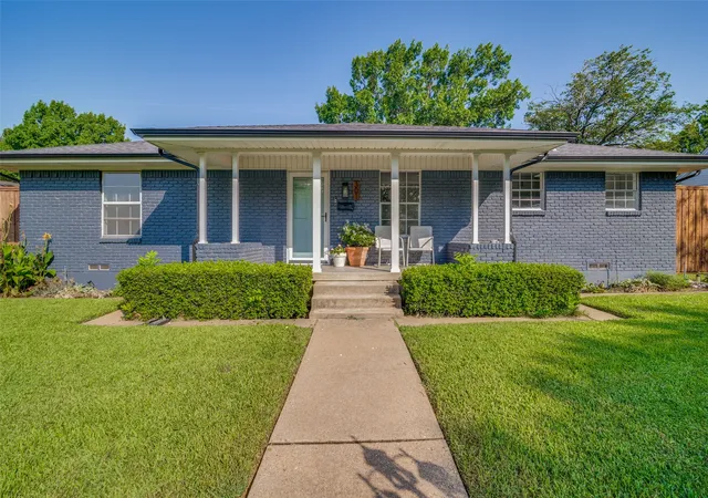 Photo 2 of Single family home for sale at 301 Valley Dr, Rockwall, TX 75087 | MLS# 21352141 | Listing updated on 2026-10-05