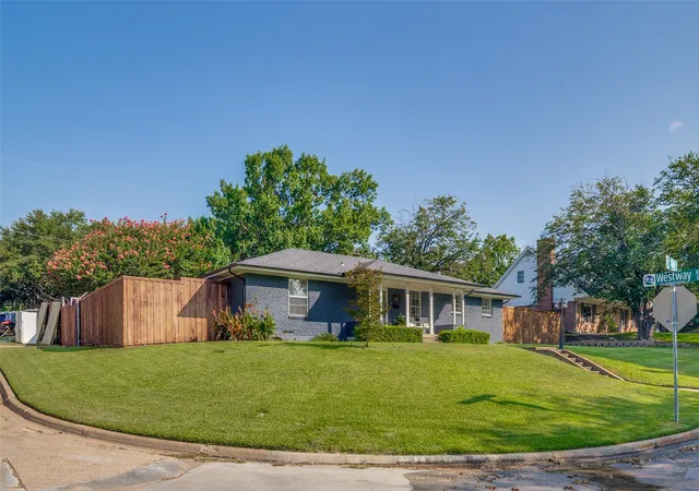Photo 3 of Single family home for sale at 301 Valley Dr, Rockwall, TX 75087 | MLS# 21352141 | Listing updated on 2026-10-05