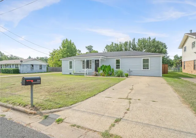 Photo 1 of Single family home for sale at 504 E Pennsylvania Ave, Van, TX 75790 | MLS# 21352151 | Listing updated on 2026-09-10