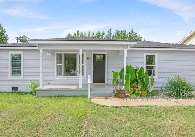 Photo 3 of Single family home for sale at 504 E Pennsylvania Ave, Van, TX 75790 | MLS# 21352151 | Listing updated on 2026-09-10