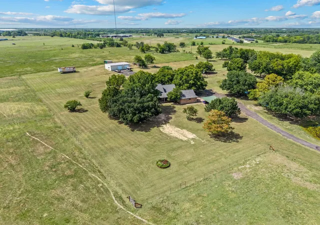 Photo 3 of Single family home for sale at 812 Vz County Road 3424, Wills Point, TX 75169 | MLS# 21349026 | Listing updated on 2026-09-26