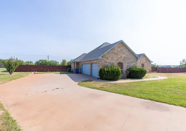 Photo 3 of Single family home for sale at 118 Cinch Trl, Abilene, TX 79606 | MLS# 21351859 | Listing updated on 2026-09-10