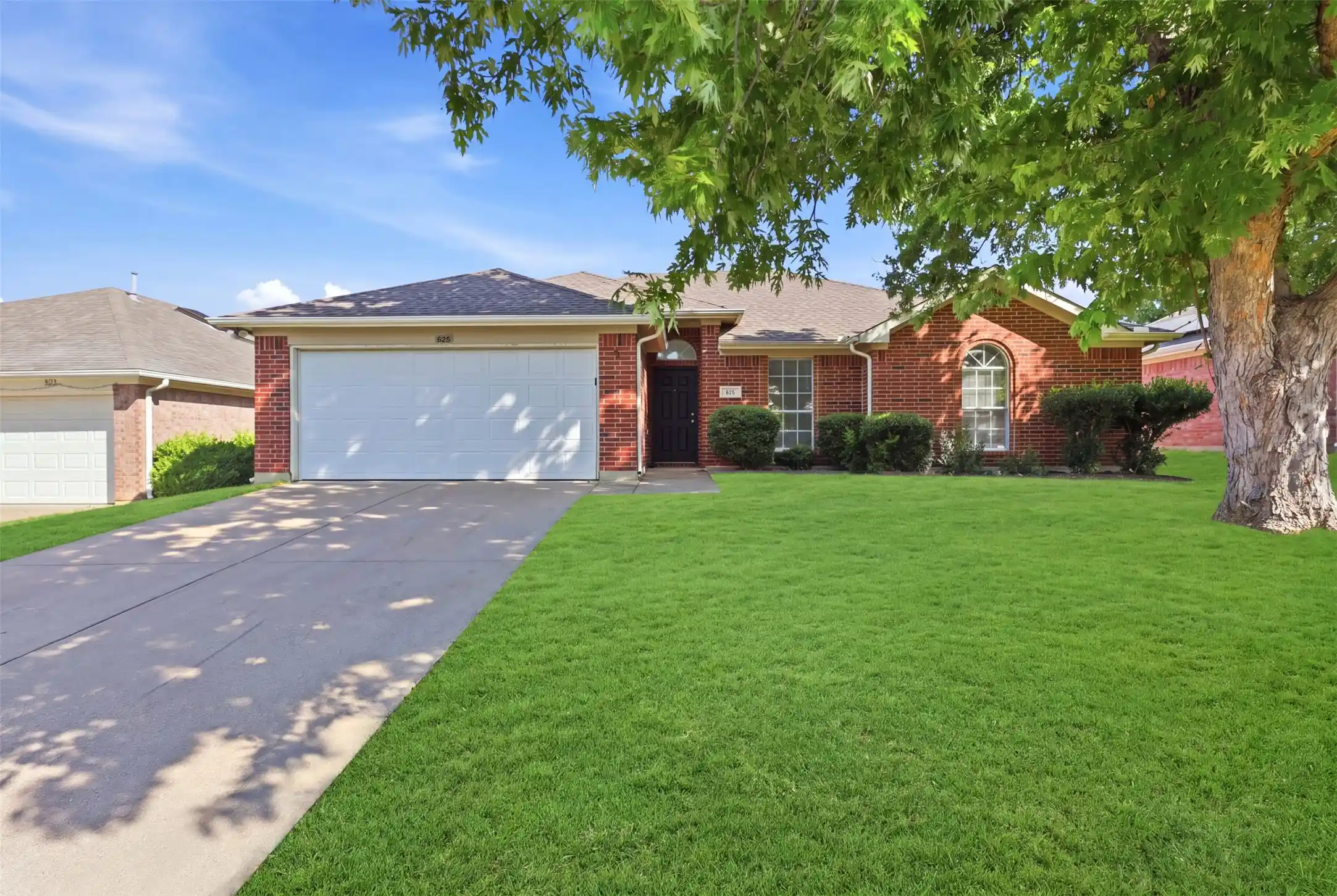 Single family home for sale at 625 Jamie Ln, Mansfield, TX 76063 | MLS# 21348770