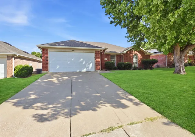 Photo 2 of Single family home for sale at 625 Jamie Ln, Mansfield, TX 76063 | MLS# 21348770 | Listing updated on 2026-10-06