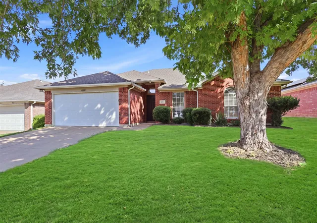 Photo 3 of Single family home for sale at 625 Jamie Ln, Mansfield, TX 76063 | MLS# 21348770 | Listing updated on 2026-10-06