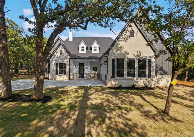 Photo 2 of Single family home for sale at 5609 Thousand Oaks Dr, Joshua, TX 76058 | MLS# 21352473 | Listing updated on 2026-10-05