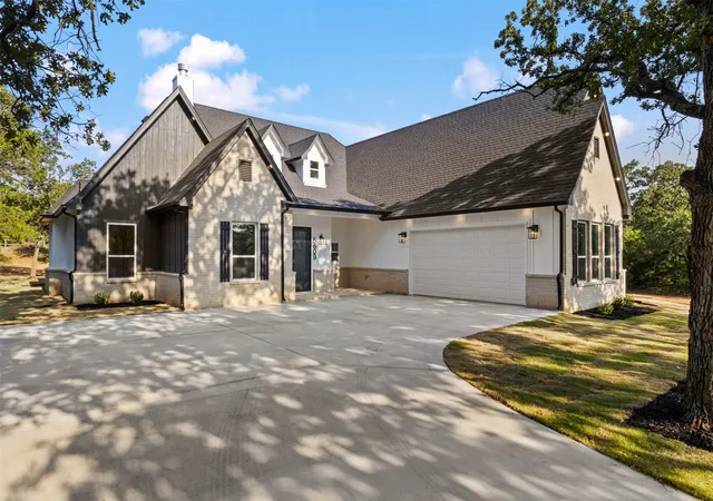 Photo 3 of Single family home for sale at 5609 Thousand Oaks Dr, Joshua, TX 76058 | MLS# 21352473 | Listing updated on 2026-10-05