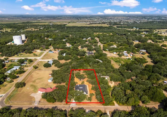 Photo 3 of Single family home for sale at 5609 Thousand Oaks Dr, Joshua, TX 76058 | MLS# 21352473 | Listing updated on 2026-10-05