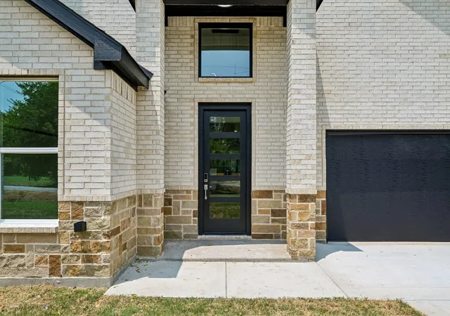 Photo 2 of Sale Pending at 606 Netherland Dr, Seagoville, TX 75159 | MLS# 21352445 | Listing updated on 2026-09-09