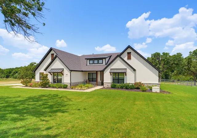 Photo 2 of Single family home for sale at 209 Rio Rancho Dr, Decatur, TX 76234 | MLS# 21352495 | Listing updated on 2026-09-14