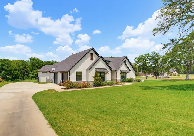Photo 3 of Single family home for sale at 209 Rio Rancho Dr, Decatur, TX 76234 | MLS# 21352495 | Listing updated on 2026-09-14