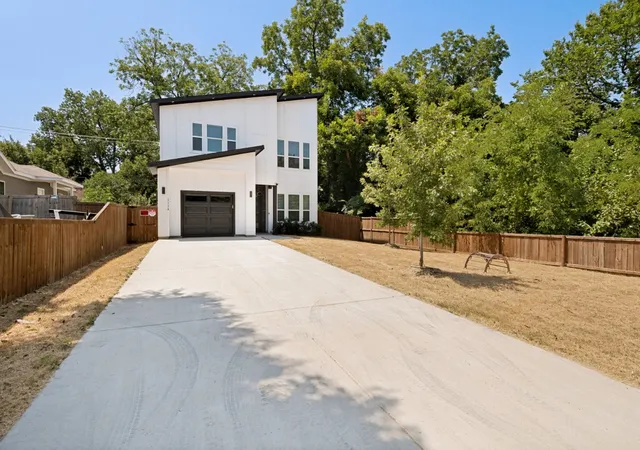 Photo 2 of Single family home for sale at 1114 E Woodin Blvd, Dallas, TX 75216 | MLS# 21352554 | Listing updated on 2026-09-12