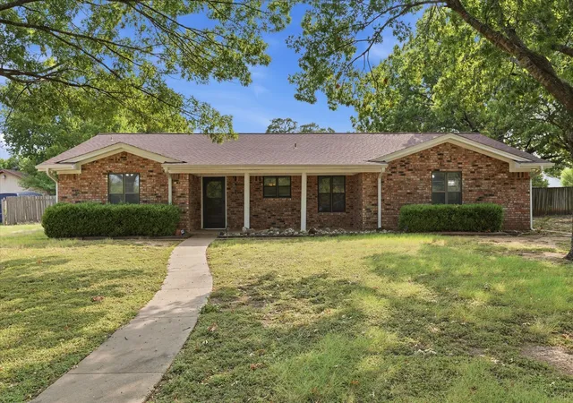 Photo 1 of Single family home for sale at 140 Towne West Dr, Lorena, TX 76655 | MLS# 21351891 | Listing updated on 2026-10-22
