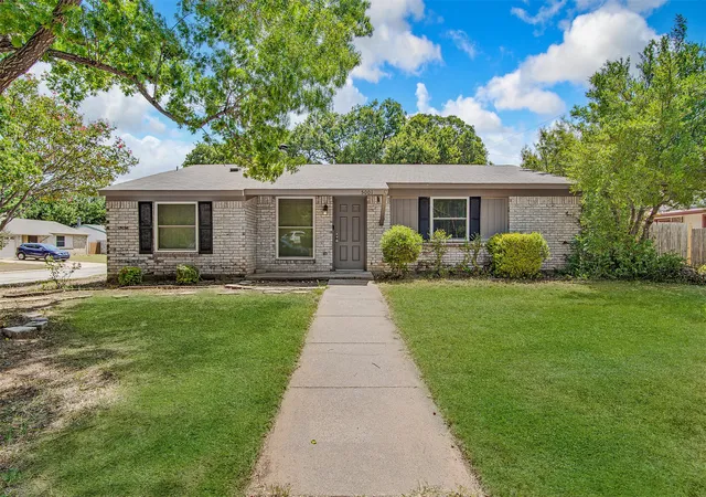 Photo 1 of Sale Pending at 5001 Darrow Ln, Arlington, TX 76017 | MLS# 21350106 | Listing updated on 2026-09-08