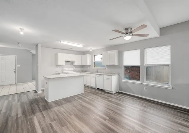 Photo 3 of Single family home for sale at 1092 Winding Crk, Cedar Hill, TX 75104 | MLS# 21351995 | Listing updated on 2026-09-12