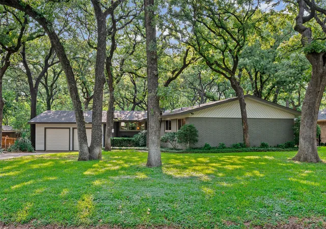 Photo 3 of Sale Pending at 1201 Forrest Dr, Arlington, TX 76012 | MLS# 21350630 | Listing updated on 2026-09-11