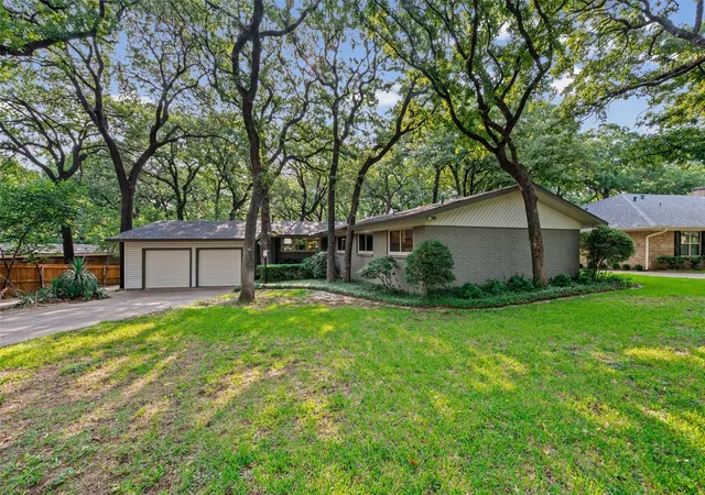 Photo 3 of Sale Pending at 1201 Forrest Dr, Arlington, TX 76012 | MLS# 21350630 | Listing updated on 2026-09-11