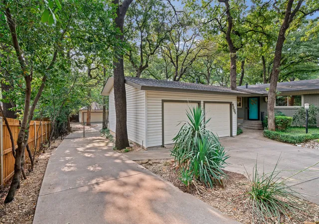 Photo 4 of Sale Pending at 1201 Forrest Dr, Arlington, TX 76012 | MLS# 21350630 | Listing updated on 2026-09-11