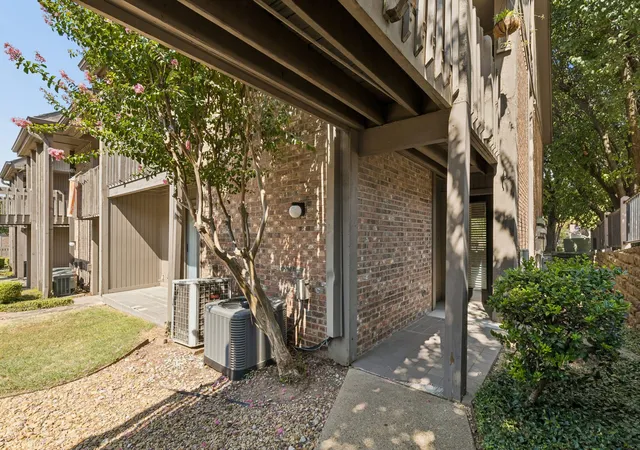 Photo 2 of Sale Pending at 1121 Signal Ridge Pl, Rockwall, TX 75032 | MLS# 21351278 | Listing updated on 2026-09-08