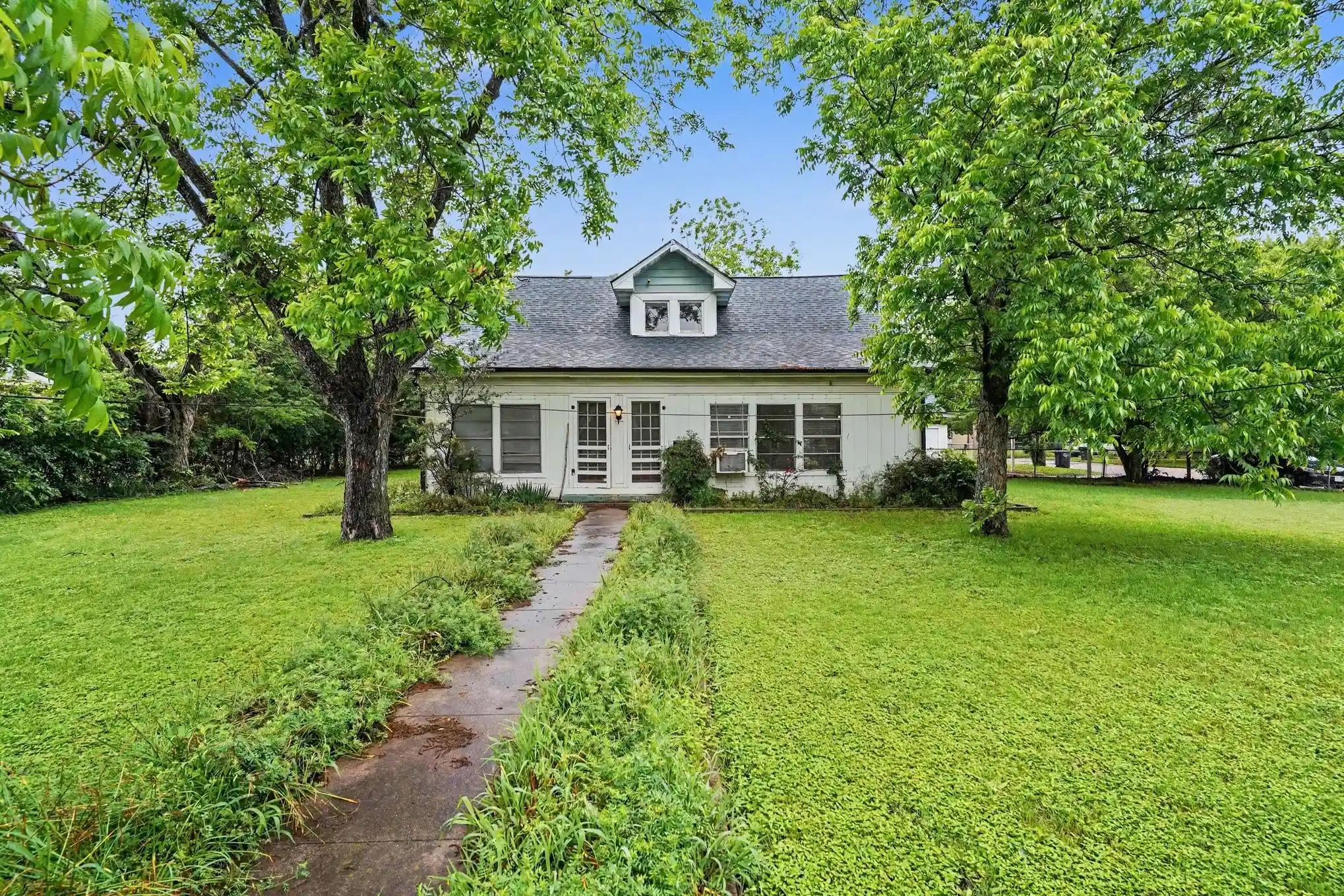 Photo 1 of Sale Pending at 506 Woodard Ave, Cleburne, TX 76033 | MLS# 21352953 | Listing updated on 2026-10-28