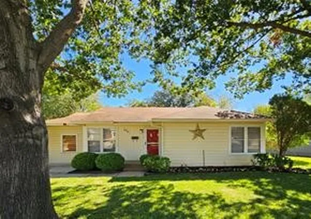 Photo 1 of Single family home for sale at 615 W Nash St, Grapevine, TX 76051 | MLS# 21352948 | Listing updated on 2026-09-28