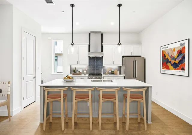 Listing Photo 5 - Condo for sale in building located at 5707 Lindell Ave, Dallas, TX 75206 - Unit #202